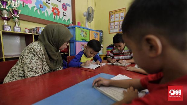 Sejumlah anak usia dini menyimak guru dan bermain di PAUD Anggrek, Jakarta, Jumat, 13 Desember 2019. CNNIndonesia/Adhi Wicaksono.