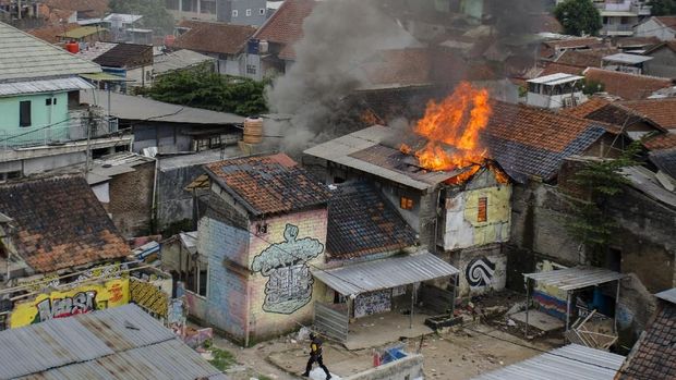 Bentrokan terjadi saat penggusuran RW 11 Tamansari, Bandung, yang rencananya akan digunakan sebagai kampung deret, Kamis (12/12/2019).