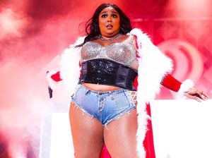 Videonya Saat Berbikini Dihapus TikTok, Lizzo Kesal