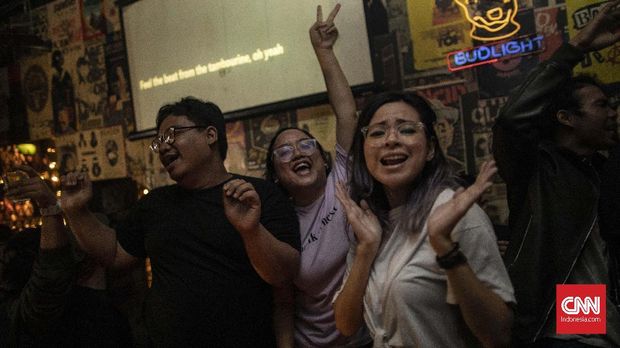 Berbagi Lapak Karaoke Massal dan Konvensional (FOKUS)