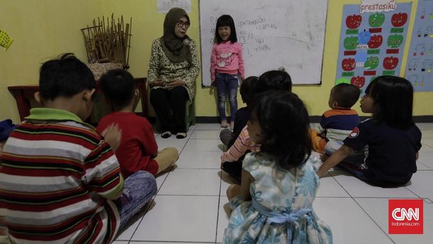 Sejumlah anak usia dini menyimak guru dan bermain di PAUD Anggrek, Jakarta, Jumat, 13 Desember 2019. CNNIndonesia/Adhi Wicaksono.