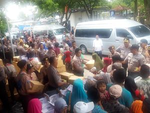 1.000 Warga Banjiri Bakti Sosial Baharkam di Sampang Madura 1.000 Warga Banjiri Bakti Sosial Baharkam di Sampang Madura