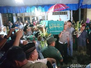 Kedatangan Jenazah TKI yang Dibunuh di Malaysia Disambut Hujan Tangis Kedatangan Jenazah TKI yang Dibunuh di Malaysia Disambut Hujan Tangis