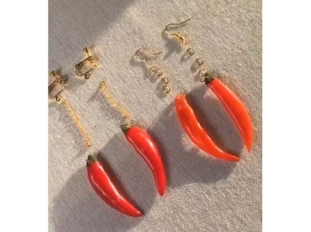 Kreatif! Anting Ini Dibuat dari Bawang Putih hingga Cabai Sungguhan Kreatif! Anting Ini Dibuat dari Bawang Putih hingga Cabai Sungguhan