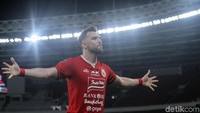 Marko Simic tiga kali membobol gawang Madura United. Tiga gol itu dicetak lewat titik putih di menit ke-20, ke-28, dan ke-45.