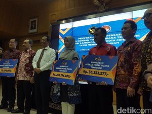 Mahfud Md dan LPSK Serahkan Bantuan ke Korban Terorisme Lamongan dan Cirebon Mahfud Md dan LPSK Serahkan Bantuan ke Korban Terorisme Lamongan dan Cirebon