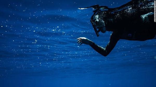 Potret Perenang Selami Pusaran Sampah Terbesar Sedunia