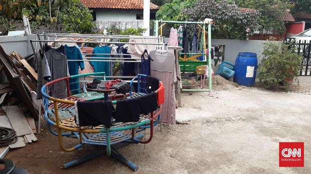 Kepala Sekolah PAUD Melon, Lenteng Agung, Herry Wahyuni dan bangunan kelas yang tengah direnovasi.