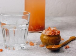 Kaya Manfaat, Ini Manfaat Air Garam Hangat Bagi Kesehatan