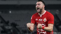 Marko Simic merayakan gol.