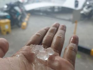 Video Hujan Es Guyur Ruteng