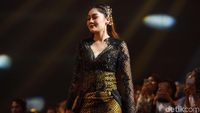 Sexy In Black! Penampilan Nella Kharisma dengan Gaun Batik