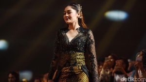 Sexy In Black! Penampilan Nella Kharisma dengan Gaun Batik