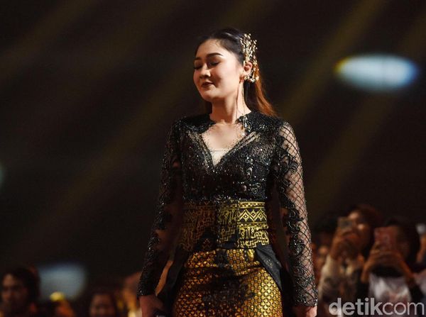 Sexy In Black! Penampilan Nella Kharisma dengan Gaun Batik