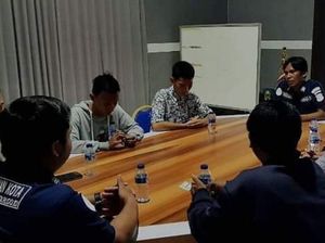 2 Remaja di Pasuruan yang Geber Motor Sambil Mandi Ngaku Hanya Iseng 2 Remaja di Pasuruan yang Geber Motor Sambil Mandi Ngaku Hanya Iseng
