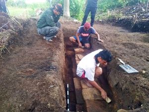 BPCB Jatim Ekskavasi Struktur Bata Kuno di Batu