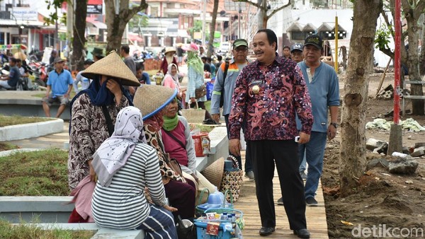 (Foto: Faizal Amiruddin/detikcom) Bupati Pangandaran Jeje Wiradinata ngantor di pantai untuk menggenjot pembangunan pariwisata jelang akhir tahun.