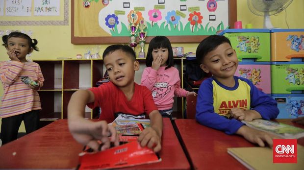 Sejumlah anak usia dini menyimak guru dan bermain di PAUD Anggrek, Jakarta, Jumat, 13 Desember 2019. CNNIndonesia/Adhi Wicaksono.