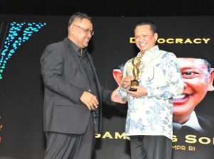 Bamsoet Raih Penghargaan Democracy Award