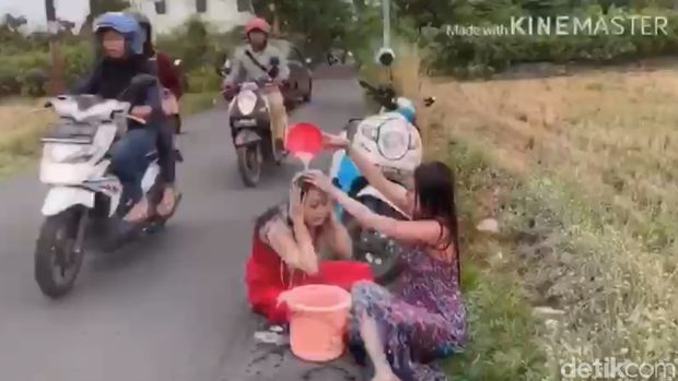 Selebgram Mojokerto Nekat Naik Motor Sambil Keramas, Demi Apa