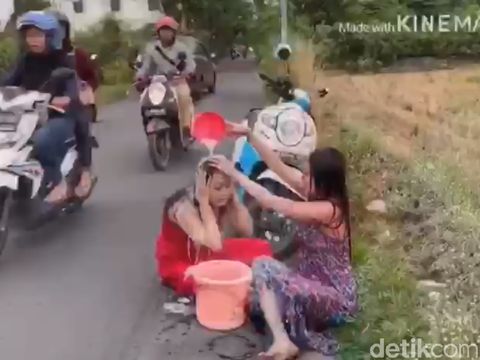 Selebgram Mojokerto yang Viral Keramas Sambil Naik Motor Kena 2 Pasal