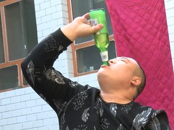 Keren! Pria Ini Bisa Minum Air Bentuk Tornado dari Mulutnya