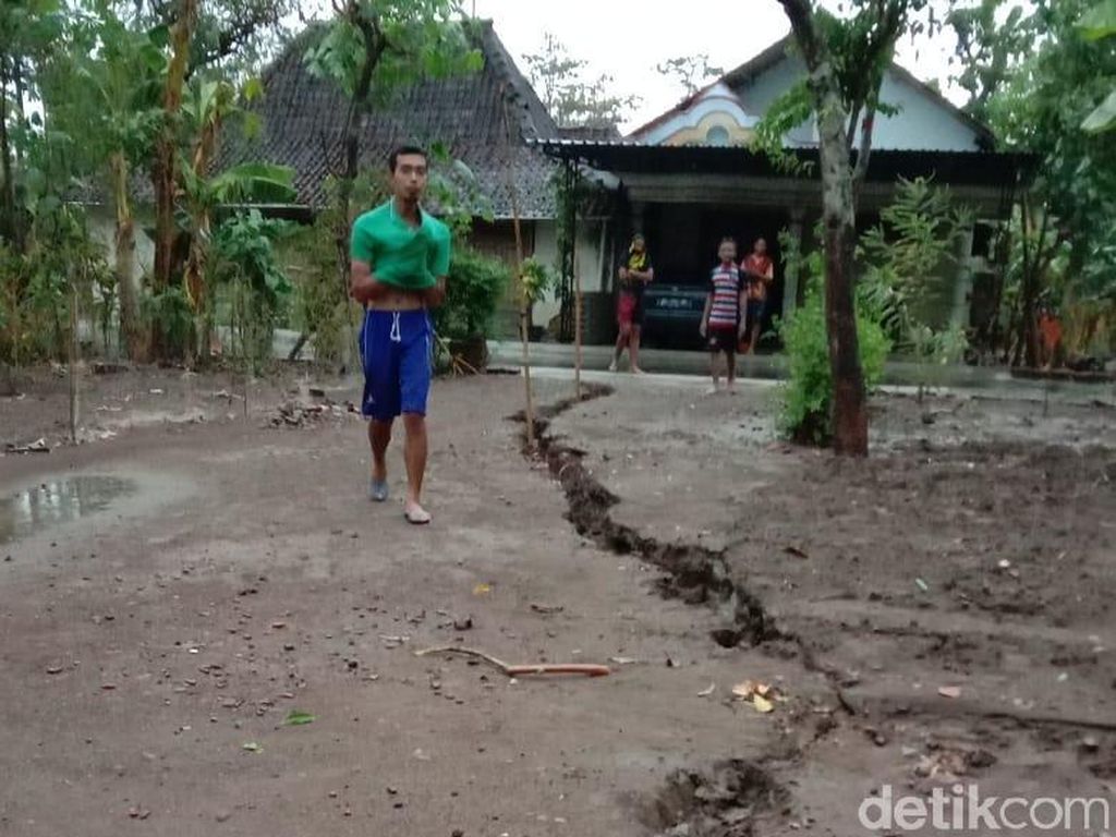Fenomena Tanah Retak Bikin Heboh Warga Ponorogo Fenomena Tanah Retak Bikin Heboh Warga Ponorogo