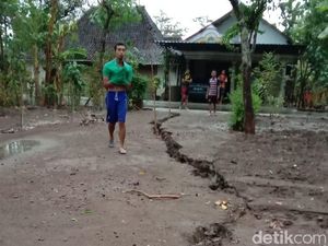 Fenomena Tanah Retak Bikin Heboh Warga Ponorogo Fenomena Tanah Retak Bikin Heboh Warga Ponorogo