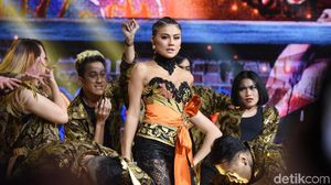 Foto: Rasa Indonesia di Gaya Seksi Agnez Mo Karya Anne Avantie