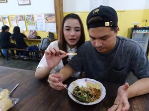 Makan Seharian! Glenn dan Chelsea Cicip 10 Kuliner Andalan Jogja Makan Seharian! Glenn dan Chelsea Cicip 10 Kuliner Andalan Jogja