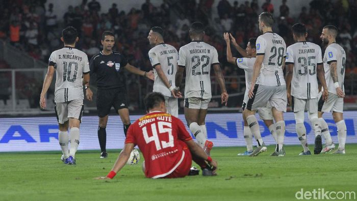 Madura United dihukum tiga penalti saat kalah dari Persija Jakarta di lanjutan Liga 1 2019 (Foto: Rifkianto Nugroho)