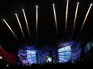 Jonas Blue Kibarkan Bendera Merah Putih saat Tutup DWP 2019 Jonas Blue Kibarkan Bendera Merah Putih saat Tutup DWP 2019