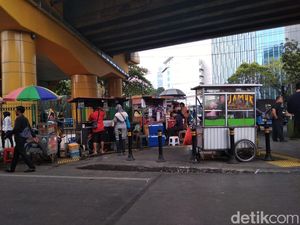 Trotoar DKI Diperlebar, Muncul Parkir Liar Trotoar DKI Diperlebar, Muncul Parkir Liar