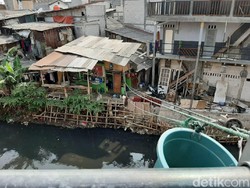Menengok Tempat Pesan Makanan Pakai Tali Ember di Ibu Kota