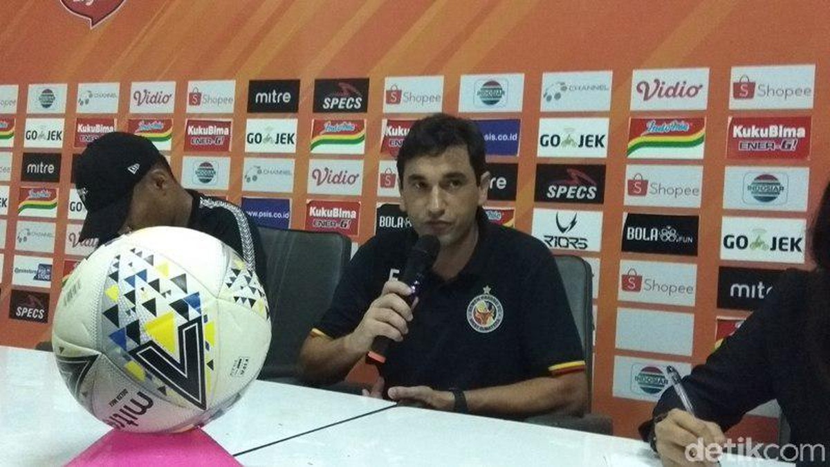 Pelatih Semen Padang, Eduardo Almeida, optimistis bisa meredam Persela Lamongan. (Foto: Eko Susanto/detiksport)