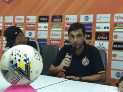 Arema FC Perpanjang Kontrak Eduardo Almeida 2 Tahun