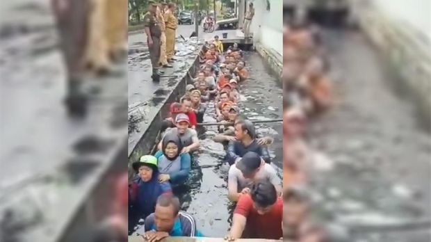 Pegawai honorer K2 DKI Jakarta diminta masuk ke dalam got saat perpanjangan kontrak Penyedia Jasa Lainnya Perseorangan (PJLP).
