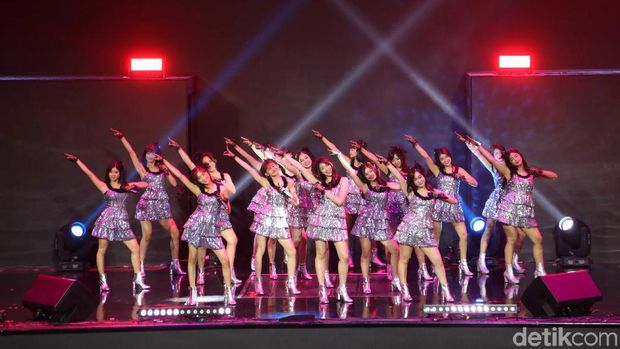 HUT ke-18 Transmedia telah dimulai. Idol grup JKT48 membuka penampilan.