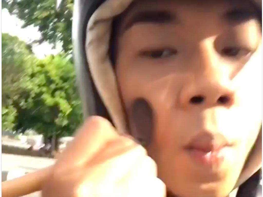 Tepok Jidat, Makeup di Atas Motor Tepok Jidat, Makeup di Atas Motor