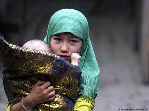 Bagaimana Etnis Minoritas China Bertahan Hidup di Bawah Komunisme