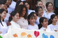 Michelle Obama saat berkunjung ke Vietnam baru-baru ini. (Foto: AP Photo/Hau Dinh)