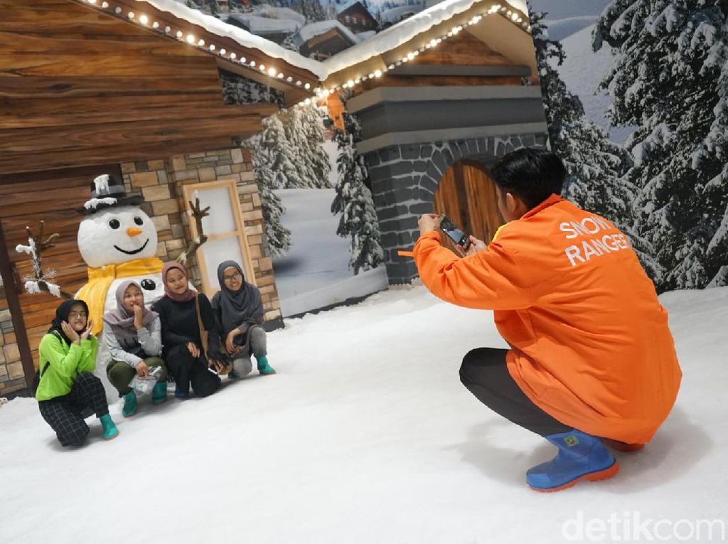 Mini Snow Jadi Wahana Favorit Para K-Popers di Trans Studio Cibubur Mini Snow Jadi Wahana Favorit Para K-Popers di Trans Studio Cibubur