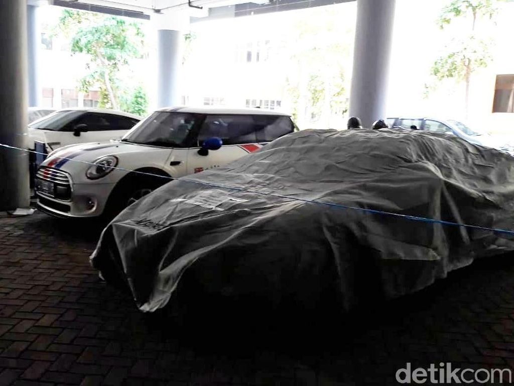 9 Supercar yang Disita Polda Jatim Dijaga Ketat 9 Supercar yang Disita Polda Jatim Dijaga Ketat