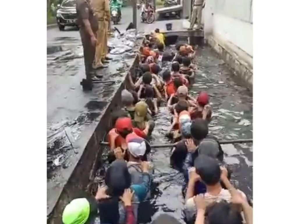 Miris! Tes Fisik Honorer DKI Masuk Got Miris! Tes Fisik Honorer DKI Masuk Got