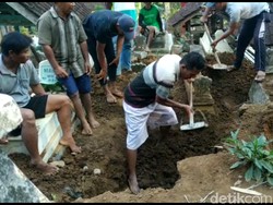 Penggali Kubur yang Dilantik Jadi Kades Kini Belajar Pakai Smartphone