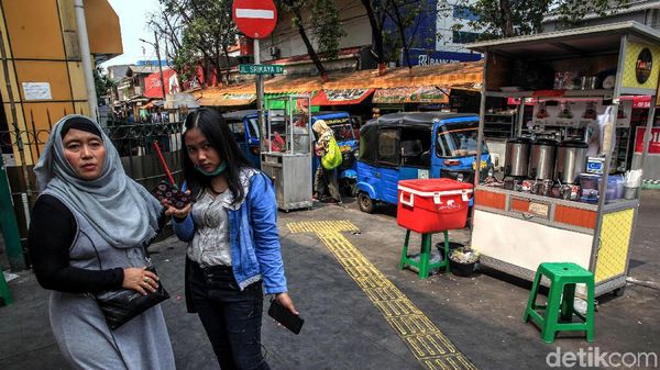 Aduh! Hak Pejalan Kaki di Kawasan Stasiun Gondangdia Dicuri