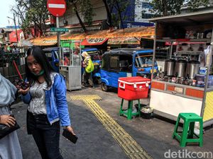 Aduh! Hak Pejalan Kaki di Kawasan Stasiun Gondangdia Dicuri