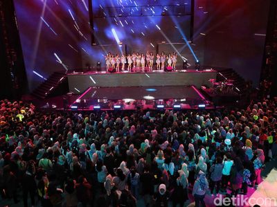 Wow! Aksi JKT48 Buka HUT Transmedia