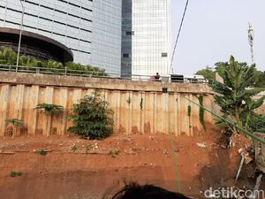 Cerita Pedagang Warung Derek di Jaksel Antarkan Makanan Pakai Tali Ember