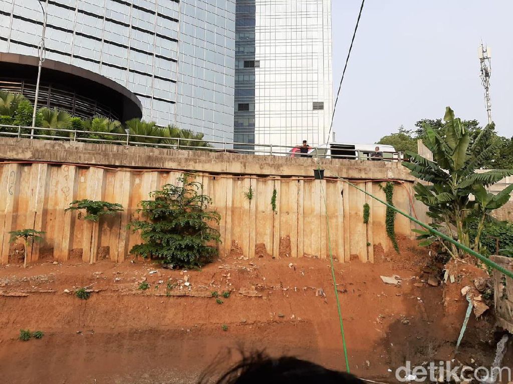 Cerita Pedagang Warung Derek di Jaksel Antarkan Makanan Pakai Tali Ember Cerita Pedagang Warung Derek di Jaksel Antarkan Makanan Pakai Tali Ember